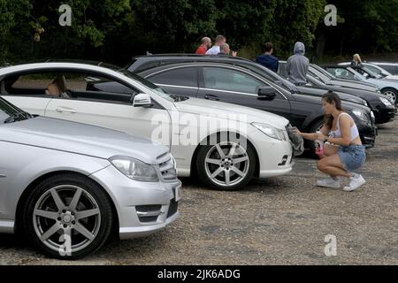 Surrey, Großbritannien. 31.. Juli 2022. Weybridge Surrey 31.. Juli 22. Mitglieder des Mercedes Benz Owners Club versammeln sich zu ihrem jährlichen Sommertreffen auf der alten Rennstrecke Brooklands in Weybridge Surrey. Liebhaber der Marke wurden mit Exponaten von Oldtimern und klassischen Mercedes-Fahrzeugen sowie brandneuen Showroom-Modellen verwöhnt. Quelle: MARTIN DALTON/Alamy Live News Stockfoto