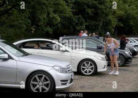 Surrey, Großbritannien. 31.. Juli 2022. Weybridge Surrey 31.. Juli 22. Mitglieder des Mercedes Benz Owners Club versammeln sich zu ihrem jährlichen Sommertreffen auf der alten Rennstrecke Brooklands in Weybridge Surrey. Liebhaber der Marke wurden mit Exponaten von Oldtimern und klassischen Mercedes-Fahrzeugen sowie brandneuen Showroom-Modellen verwöhnt. Quelle: MARTIN DALTON/Alamy Live News Stockfoto