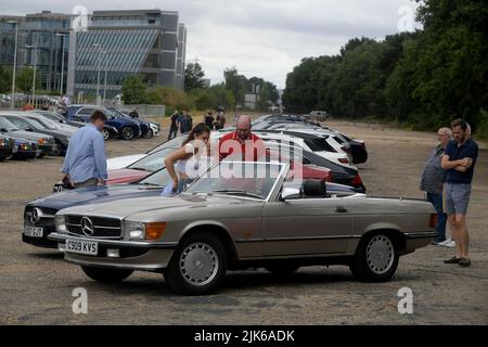 Surrey, Großbritannien. 31.. Juli 2022. Weybridge Surrey 31.. Juli 22. Mitglieder des Mercedes Benz Owners Club versammeln sich zu ihrem jährlichen Sommertreffen auf der alten Rennstrecke Brooklands in Weybridge Surrey. Liebhaber der Marke wurden mit Exponaten von Oldtimern und klassischen Mercedes-Fahrzeugen sowie brandneuen Showroom-Modellen verwöhnt. Quelle: MARTIN DALTON/Alamy Live News Stockfoto