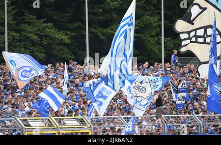 Oldenburg, Deutschland. 31.. Juli 2022. Fußball, DFB-Pokal, Bremer SV - FC Schalke 04, 1. Runden, im Marschweg-Stadion. Schalke-Fans jubeln im Stadion ihre Mannschaft an. Kredit: Carmen Jaspersen/dpa - WICHTIGER HINWEIS: Gemäß den Anforderungen der DFL Deutsche Fußball Liga und des DFB Deutscher Fußball-Bund ist es untersagt, im Stadion und/oder vom Spiel aufgenommene Fotos in Form von Sequenzbildern und/oder videoähnlichen Fotoserien zu verwenden oder zu verwenden./dpa/Alamy Live News Stockfoto