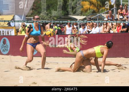 Lido Tricheco Beach, Termoli, Italien, 31. Juli 2022, Michela Lantignotti in der Verteidigung während Campionato Italiano Assoluto Gold (day3) - Beach Volley Stockfoto