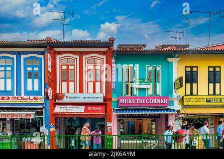 Farbenfrohe traditionelle Einkaufshäuser in Little India, Singapur Stockfoto