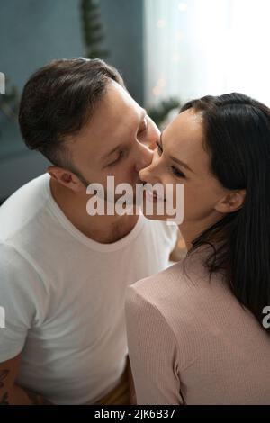 Schönes junges Paar ist in einer gemütlichen häuslichen Umgebung entspannen Stockfoto