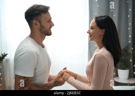 Romantischer Moment in einem mit Girlanden dekorierten Zimmer Stockfoto