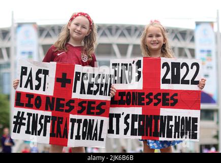 Die englischen Fans Gracie May, 8, und Amelia Lee, 6, posieren auf Wembley Way vor dem UEFA Women's Euro 2022 Finale im Wembley Stadium, London. Bilddatum: Sonntag, 31. Juli 2022. Stockfoto