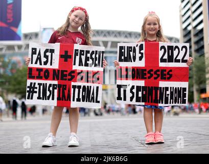 Die englischen Fans Gracie May, 8, und Amelia Lee, 6, posieren auf Wembley Way vor dem UEFA Women's Euro 2022 Finale im Wembley Stadium, London. Bilddatum: Sonntag, 31. Juli 2022. Stockfoto