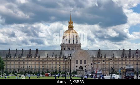 Paris, Frankreich - 15. Juni 2019: Blick von außen auf den Invalidendom mit goldener Kuppel Stockfoto