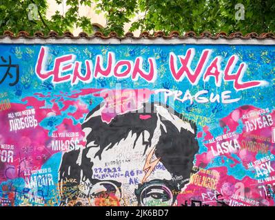 Prag, Tschechische Republik - Juni 2022: Nahaufnahme mit Graphitti-Zeichnungen an der Lennon-Mauer in Prag. Stockfoto