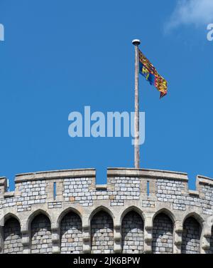 Der Royal Standard, der vom Castle Hill aus über den runden Turm von Windsor Castle fliegt Stockfoto