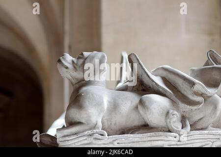 VERSAILLES / FRANKREICH - 16. Juni 2019: Hund bewacht das Grab des Ritters im Schloss Versailles, Chateau de Versailles, in der Nähe von Paris, Frankreich Stockfoto