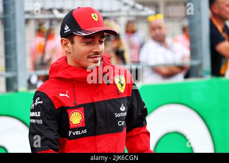 Budapest, Ungarn. 31.. Juli 2022. Charles Leclerc (MON) Ferrari auf der Fahrerparade. 31.07.2022. Formel 1 Weltmeisterschaft, Rd 13, Großer Preis Von Ungarn, Budapest, Ungarn, Wettkampftag. Bildnachweis sollte lauten: XPB/Press Association Images. Quelle: XPB Images Ltd/Alamy Live News Stockfoto