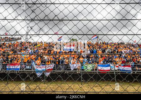 BUDAPEST - Fans von Max Verstappen (Oracle Red Bull Racing) vor dem Großen Preis von Ungarn auf dem Hungaroring Circuit am 31. Juli 2022 in Budapest, Ungarn. REMKO DE WAAL Stockfoto