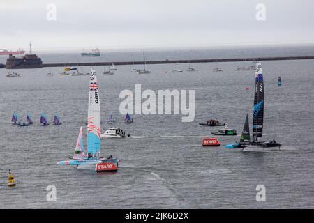 SailGP, Plymouth, Großbritannien. 31.. Juli 2022. HRH Duchess of Cambridge an der Spitze mit Ben Ainslie gehen, um das Commonwealth-Rennen gegen Neuseeland zu gewinnen. Letzter Tag für den Great British Sail Grand Prix, da die britische Ocean City das dritte Event der Saison 3 als das wettbewerbsfähigste Rennen auf dem Wasser ausrichtet. Die Veranstaltung kehrt am 30-31. Juli nach Plymouth zurück. Kredit: Julian Kemp/Alamy Live Nachrichten Stockfoto