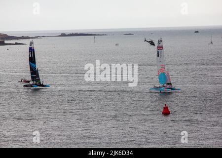 SailGP, Plymouth, Großbritannien. 31.. Juli 2022. HRH Duchess of Cambridge an der Spitze mit Ben Ainslie gehen, um das Commonwealth-Rennen gegen Neuseeland zu gewinnen. Letzter Tag für den Great British Sail Grand Prix, da die britische Ocean City das dritte Event der Saison 3 als das wettbewerbsfähigste Rennen auf dem Wasser ausrichtet. Die Veranstaltung kehrt am 30-31. Juli nach Plymouth zurück. Kredit: Julian Kemp/Alamy Live Nachrichten Stockfoto