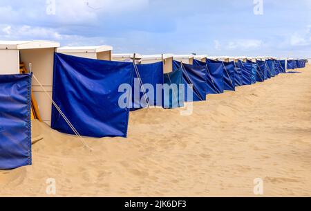 Sommeratmosphäre an der Nordsee: Ferienhäuser am Strand in Katwijk, Südholland, Niederlande. Stockfoto