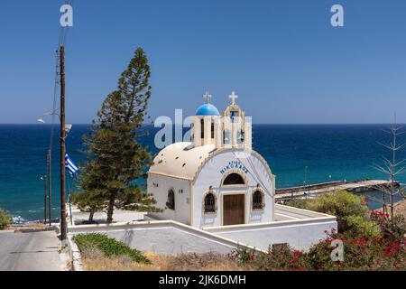 Die Kirche von Agios Nikolaos in der Nähe des Hafens von Monolithos mit der Ägäis im Hintergrund, Santorini, Kykladen-Inseln, Griechenland, Europa Stockfoto