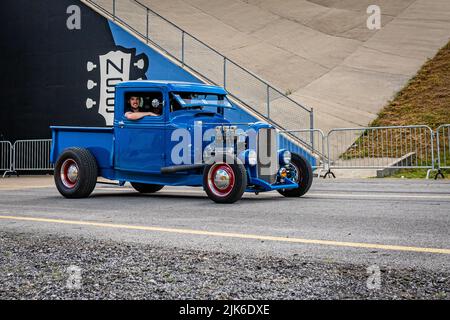 Libanon, TN - 14. Mai 2022: Weitwinkel-Vorderansicht eines Ford Hot Rod Pickup Trucks aus dem Jahr 1932, der eine lokale Automesse verlässt. Stockfoto