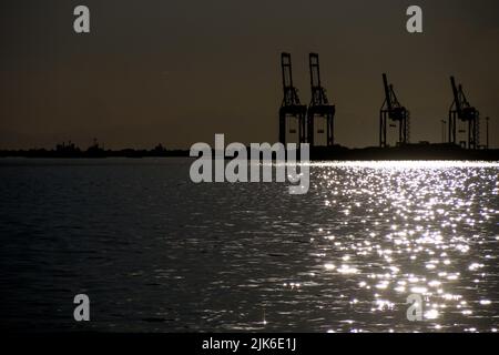 Hafenkrane im Gegenlicht, Thessaloniki Bay, Mazedonien, Nordostgriechenland Stockfoto