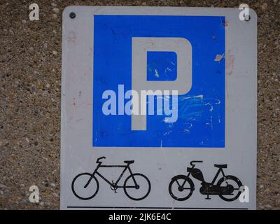 Fahrradparkschild im öffentlichen Park über der Stadtmauer Stockfoto