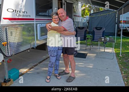 Glückliches pensioniertes Paar, das mit ihrem luxuriösen Wohnwagen im Mudjimba Caravan Park in Queensland campt Stockfoto