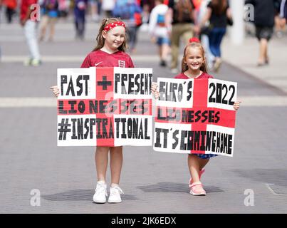 Die englischen Fans Gracie May, 8, und Amelia Lee, 6, posieren auf Wembley Way vor dem UEFA Women's Euro 2022 Finale im Wembley Stadium, London. Bilddatum: Sonntag, 31. Juli 2022. Stockfoto