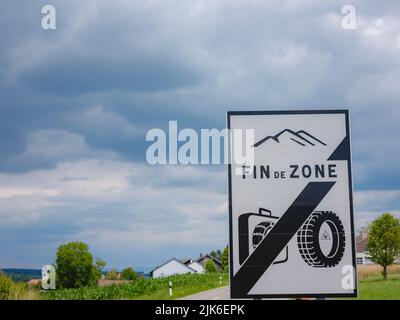 oad-Schild mit Aufschrift in deutscher Sprache, das heißt, Winterreifen oder Schneeketten sind von November bis April an Bord Pflicht. Stockfoto