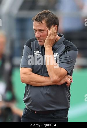 Oldenburg, Deutschland. 31.. Juli 2022. Fußball, DFB-Pokal, Bremer SV - FC Schalke 04, 1. Runden, im Marschweg-Stadion. Bremer SV-Trainer Torsten Gütschow steht am Rande. Kredit: Carmen Jaspersen/dpa - WICHTIGER HINWEIS: Gemäß den Anforderungen der DFL Deutsche Fußball Liga und des DFB Deutscher Fußball-Bund ist es untersagt, im Stadion und/oder vom Spiel aufgenommene Fotos in Form von Sequenzbildern und/oder videoähnlichen Fotoserien zu verwenden oder zu verwenden./dpa/Alamy Live News Stockfoto