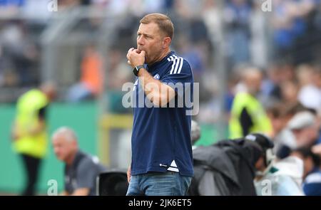 Oldenburg, Deutschland. 31.. Juli 2022. Fußball, DFB-Pokal, Bremer SV - FC Schalke 04, 1. Runden, im Marschweg-Stadion. Schalke-Trainer Frank Kramer pfeift am Rande. Kredit: Carmen Jaspersen/dpa - WICHTIGER HINWEIS: Gemäß den Anforderungen der DFL Deutsche Fußball Liga und des DFB Deutscher Fußball-Bund ist es untersagt, im Stadion und/oder vom Spiel aufgenommene Fotos in Form von Sequenzbildern und/oder videoähnlichen Fotoserien zu verwenden oder zu verwenden./dpa/Alamy Live News Stockfoto
