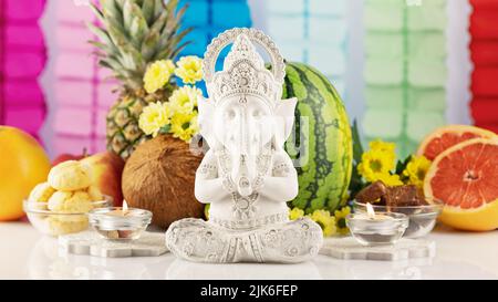 Urlaub in Ganesh Chaturth. Skulptur von ganesha mit Opfergaben, Früchten, Süßigkeiten, Blumen und Kerzen auf einem hellen Hintergrund mit Dekorationen. Lord Gan Stockfoto