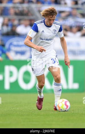 Oldenburg, Deutschland. 31.. Juli 2022. Fußball, DFB-Pokal, Bremer SV - FC Schalke 04, 1. Runden, im Marschweg-Stadion. Schalkes Alex Kral am Ball. Kredit: Carmen Jaspersen/dpa - WICHTIGER HINWEIS: Gemäß den Anforderungen der DFL Deutsche Fußball Liga und des DFB Deutscher Fußball-Bund ist es untersagt, im Stadion und/oder vom Spiel aufgenommene Fotos in Form von Sequenzbildern und/oder videoähnlichen Fotoserien zu verwenden oder zu verwenden./dpa/Alamy Live News Stockfoto