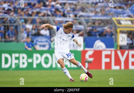Oldenburg, Deutschland. 31.. Juli 2022. Fußball, DFB-Pokal, Bremer SV - FC Schalke 04, 1. Runden, im Marschweg-Stadion. Schalkes Alex Kral am Ball. Kredit: Carmen Jaspersen/dpa - WICHTIGER HINWEIS: Gemäß den Anforderungen der DFL Deutsche Fußball Liga und des DFB Deutscher Fußball-Bund ist es untersagt, im Stadion und/oder vom Spiel aufgenommene Fotos in Form von Sequenzbildern und/oder videoähnlichen Fotoserien zu verwenden oder zu verwenden./dpa/Alamy Live News Stockfoto