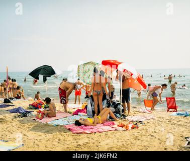 Ein farbenfroher Eindruck beschreibt die Urlaubsstimmung auf dem italienischen mediterranen Resort in Sperlonga. Stockfoto