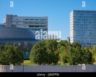 Basel, Schweiz - Juli 8 2022: Futuristischer Novartis Pavillon auf dem Campus des Pharmaunternehmens in der Stadt Basel. Novartis ist ein führendes Pharmaunternehmen für die Arzneimittelforschung und -Produkte. Stockfoto