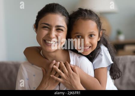 Glücklich indisch Mutter und nette Tochter Kind nach Hause Kopf geschossen Stockfoto