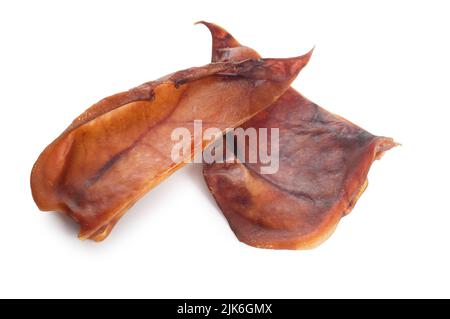 Studioaufnahme von Schweineohren, die häufig als Hundefutter verwendet werden, vor einem weißen Hintergrund ausgeschnitten - John Gollop Stockfoto