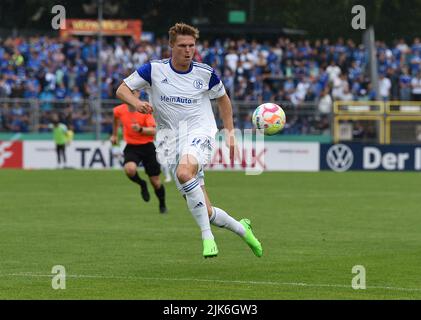 Oldenburg, Deutschland. 31.. Juli 2022. Fußball, DFB-Pokal, Bremer SV - FC Schalke 04, 1. Runden, im Marschweg-Stadion. Schalkes Marius Bülter hat seinen Blick auf den Ball. Kredit: Carmen Jaspersen/dpa - WICHTIGER HINWEIS: Gemäß den Anforderungen der DFL Deutsche Fußball Liga und des DFB Deutscher Fußball-Bund ist es untersagt, im Stadion und/oder vom Spiel aufgenommene Fotos in Form von Sequenzbildern und/oder videoähnlichen Fotoserien zu verwenden oder zu verwenden./dpa/Alamy Live News Stockfoto