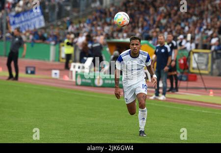 Oldenburg, Deutschland. 31.. Juli 2022. Fußball, DFB-Pokal, Bremer SV - FC Schalke 04, 1. Runden, im Marschweg-Stadion. Rodrigo Zalazar von Schalke hat den Ball im Auge. Kredit: Carmen Jaspersen/dpa - WICHTIGER HINWEIS: Gemäß den Anforderungen der DFL Deutsche Fußball Liga und des DFB Deutscher Fußball-Bund ist es untersagt, im Stadion und/oder vom Spiel aufgenommene Fotos in Form von Sequenzbildern und/oder videoähnlichen Fotoserien zu verwenden oder zu verwenden./dpa/Alamy Live News Stockfoto