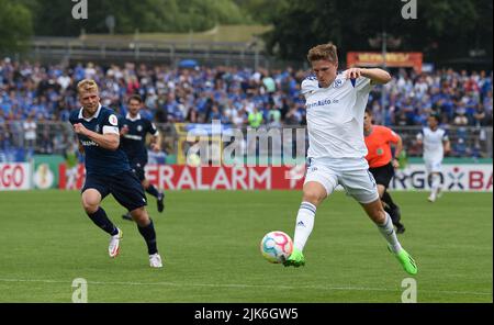 Oldenburg, Deutschland. 31.. Juli 2022. Fußball, DFB-Pokal, Bremer SV - FC Schalke 04, 1. Runden, im Marschweg-Stadion. Schalkes Marius Bülter (r) kämpft mit dem Bremer SV Sebastian Kmiec um den Ball. Kredit: Carmen Jaspersen/dpa - WICHTIGER HINWEIS: Gemäß den Anforderungen der DFL Deutsche Fußball Liga und des DFB Deutscher Fußball-Bund ist es untersagt, im Stadion und/oder vom Spiel aufgenommene Fotos in Form von Sequenzbildern und/oder videoähnlichen Fotoserien zu verwenden oder zu verwenden./dpa/Alamy Live News Stockfoto