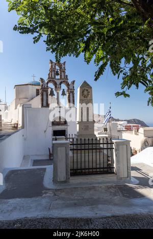 Kriegsdenkmal an der Kirche Aghios Nikolaos (St. Nicholaos) in Pyrgos, Santorini, Kykladen-Inseln, Griechenland, Europa Stockfoto