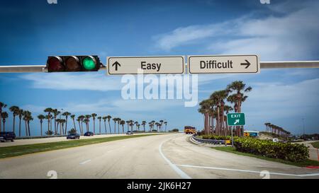 Straßenschild Richtung Weise zu leicht im Vergleich zu schwierig Stockfoto