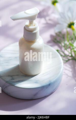 Nahaufnahme von Schönheitscreme in einem Behälter Stockfoto