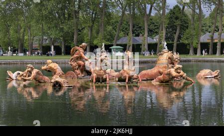 VERSAILLES / FRANKREICH - 16. Juni 2019: Apollos Brunnen im Park des Schlosses Versailles in der Nähe von Paris Stockfoto