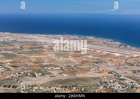 Blick vom Heiligen Orthodoxen Kloster des Propheten Elias auf dem Gipfel des Berges Profitis Ilias auf der Landebahn des Flughafens Santorini und der Ägäis, Griechenland, EU Stockfoto