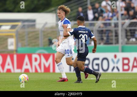 Oldenburg, Deutschland. 31.. Juli 2022. firo : 07/31/2022, Fußball, Fußball, 1. Liga, 1. Bundesliga, Saison 2022/2023, DFB-Pokal, Bremer SV, Bremen - FC Schalke 04 Alex Král, Kral Duels Credit: dpa/Alamy Live News Stockfoto