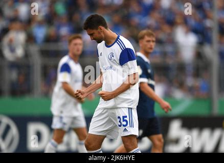 Oldenburg, Deutschland. 31.. Juli 2022. Fußball, DFB-Pokal, Bremer SV - FC Schalke 04, 1. Runden, im Marschweg-Stadion. Schalkes Marcin Kaminski feiert sein Ziel für 0:5. Kredit: Carmen Jaspersen/dpa - WICHTIGER HINWEIS: Gemäß den Anforderungen der DFL Deutsche Fußball Liga und des DFB Deutscher Fußball-Bund ist es untersagt, im Stadion und/oder vom Spiel aufgenommene Fotos in Form von Sequenzbildern und/oder videoähnlichen Fotoserien zu verwenden oder zu verwenden./dpa/Alamy Live News Stockfoto