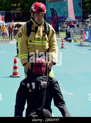 24. Juli 2022, Niederlande, Rotterdam: Marco Gebhardt von der Magdeburger Berufsfeuerwehr startet in seinem zweiten Wettbewerb, dem Ultimate Firefighter, bei den "World Police & Fire Games" Wettbewerben. Zuvor hatte er bereits Gold im Ringen gewonnen. Im 'Ultimate Firefighter' belegte er den sechsten Platz. Das Team aus Sachsen-Anhalt gewann bei den „World Police & Fire Games“ in den Niederlanden mehr als 80 Medaillen. Das Team aus 70 Sportlern und Sportlerinnen kann sich somit über das beste Ergebnis ausweisen. (An dpa 'Sachsen-Anhalt erfolgreich bei 'World Police & Fire Games') Foto: Annette Sch Stockfoto