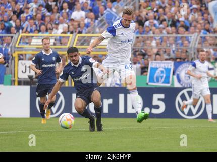 Oldenburg, Deutschland. 31.. Juli 2022. firo : 07/31/2022, Fußball, Fußball, 1. Liga, 1. Bundesliga, Saison 2022/2023, DFB Cup, Bremer SV, Bremen - FC Schalke 04 duelliert Sebastian Polter gegen Allah Aid Hamid Credit: dpa/Alamy Live News Stockfoto