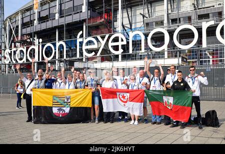 Rotterdam, Niederlande. 22.. Juli 2022. Vor der Eröffnung der „World Police & Fire Games“-Wettbewerbe im Feyenord-Stadion stellen sich die Teams aus Polizei, Feuerwehr, Zoll und Justizbeamten aus allen Teilen Sachsen-Anhalts zu einem Teamfoto zusammen. Das Team aus Sachsen-Anhalt gewann bei den „World Police & Fire Games“ in den Niederlanden mehr als 80 Medaillen. Das Team aus 70 Sportlern und Sportlerinnen kann sich somit über das beste Ergebnis ausweisen. (To dpa 'Sachsen-Anhalt erfolgreich bei 'World Police & Fire Games') Quelle: Annette Schneider-Solis/dpa/Alamy Live News Stockfoto