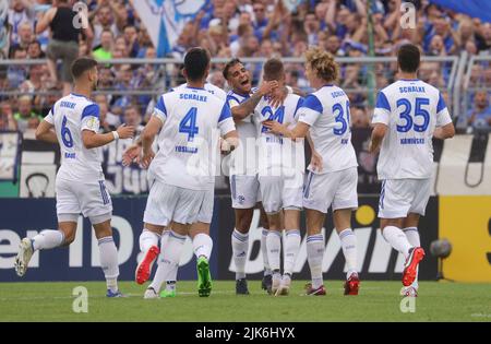 Oldenburg, Deutschland. 31.. Juli 2022. firo : 07/31/2022, Fußball, Fußball, 1. Liga, 1. Bundesliga, Saison 2022/2023, DFB-Pokal, Bremer SV, Bremen - FC Schalke 04 Jubel Dominick Drexler nach seinem Tor auf 2:0 mit Rodrigo Zalazar Credit: dpa/Alamy Live News Stockfoto