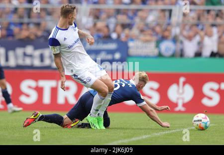 Oldenburg, Deutschland. 31.. Juli 2022. firo : 07/31/2022, Fußball, Fußball, 1. Liga, 1. Bundesliga, Saison 2022/2023, DFB Cup, Bremer SV, Bremen - FC Schalke 04 Sebastian Polter gegen Sebastian Kmiec am Boden, der ein eigenes Tor zum 4 erzielt: 0 Credit: dpa/Alamy Live News Stockfoto